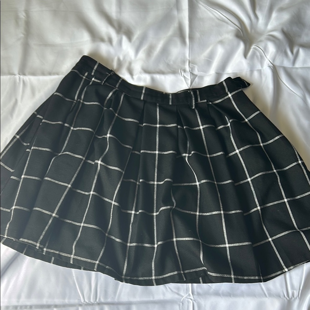Hot Topic Black and White Pleated Skater Skirt